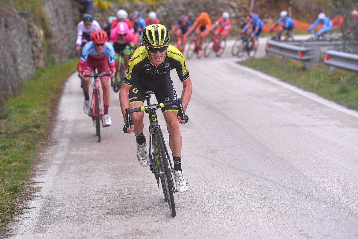 Adam Yates (Mitchelton-Scott) attacks