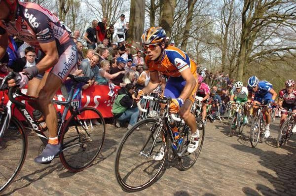 Freire follows Bj&ouml;rn Leukemans (Predictor-Lotto) up the Kemmel