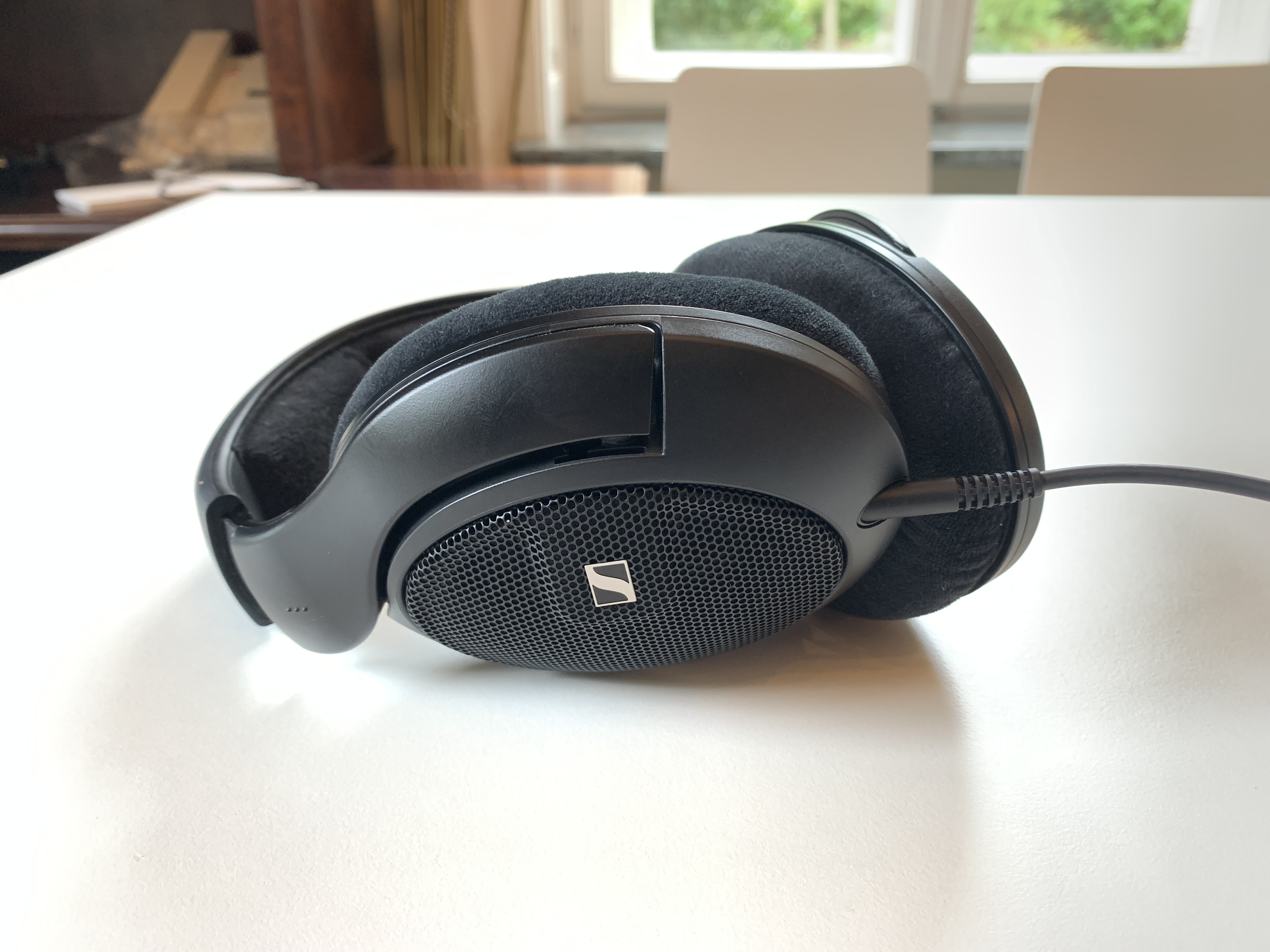 Sennheiser HD 560S liegen auf einem weißen Tisch