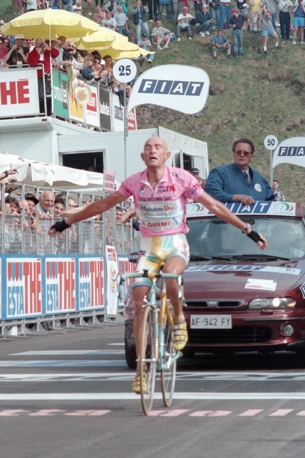 Pantani wins alone in the pink jersey at Monte Campione