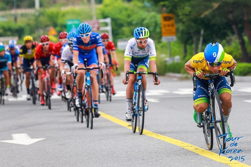 Caleb Ewan (Orica-GreenEdge) tucks in