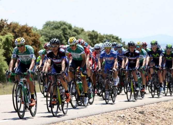 Peloton chasing, driven by Caja Rural