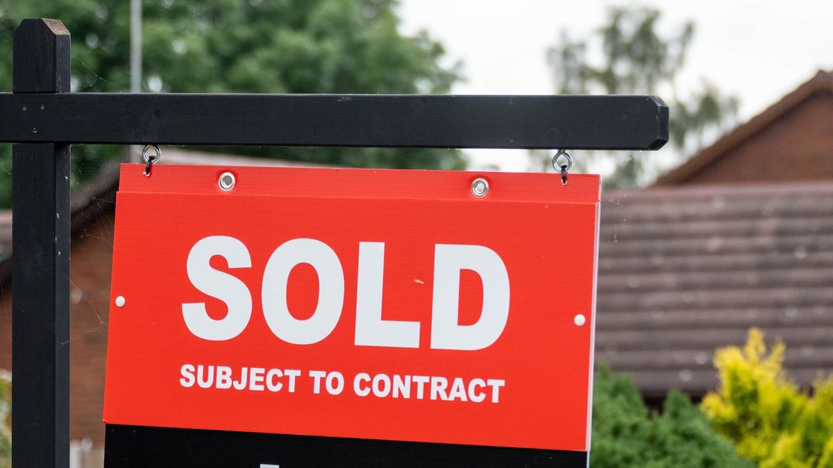 A sign which reads &quot;SOLD subject to contract&quot;