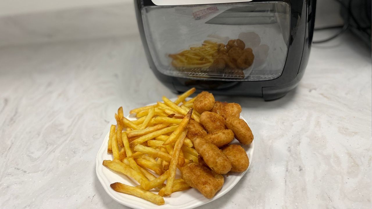Nuggets and chips in the Tower Air Fryer Oven (2)