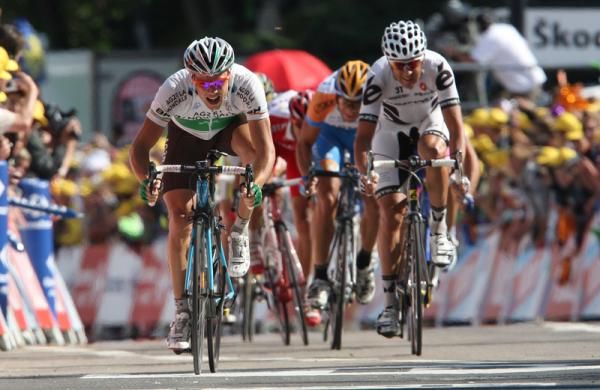Nicolas Roche (AG2R La Mondiale) finishes ahead of Hayden Roulston (Cervelo TestTeam)
