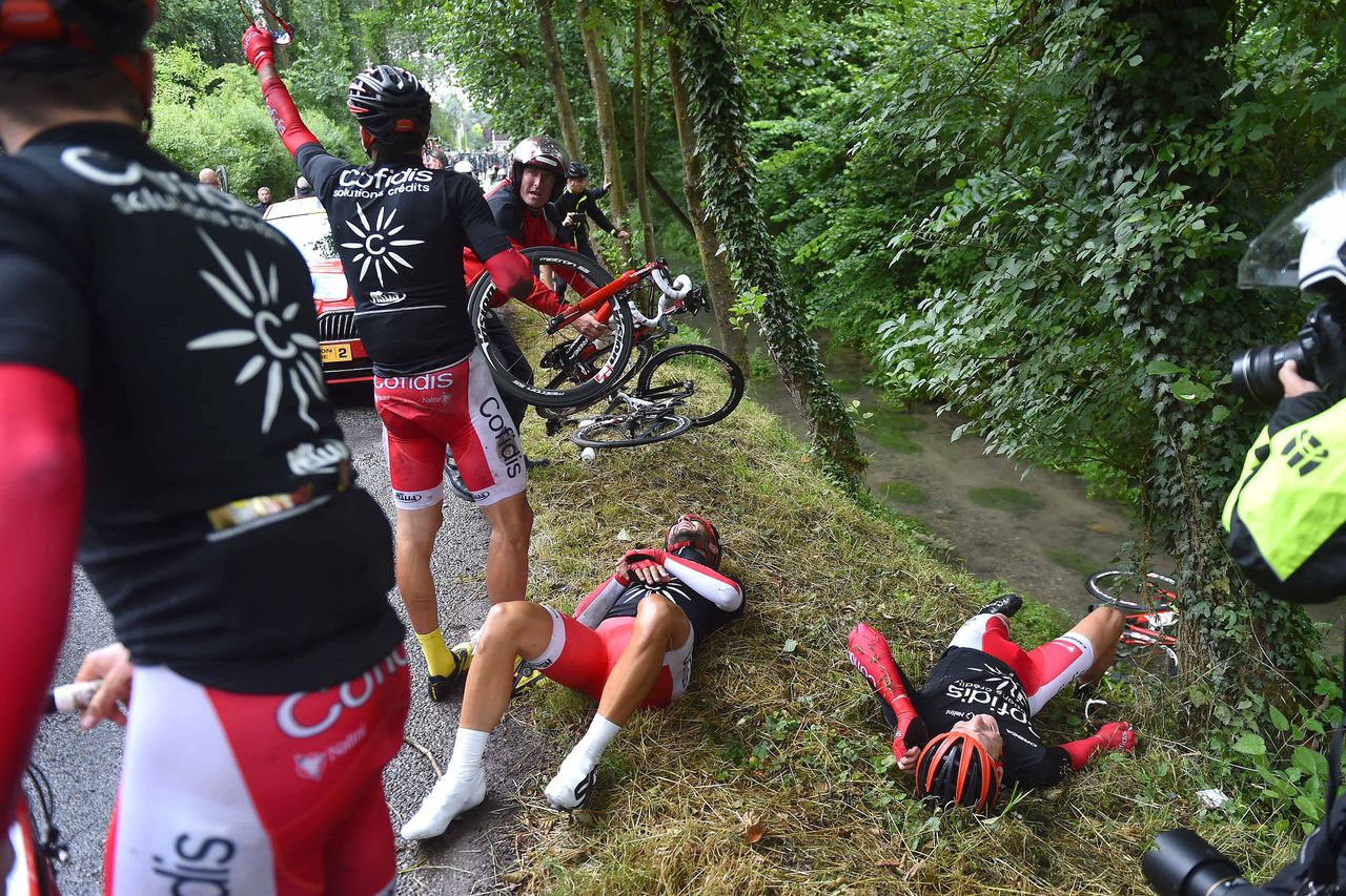 Cofidis' Nacer Bouhanni crashed