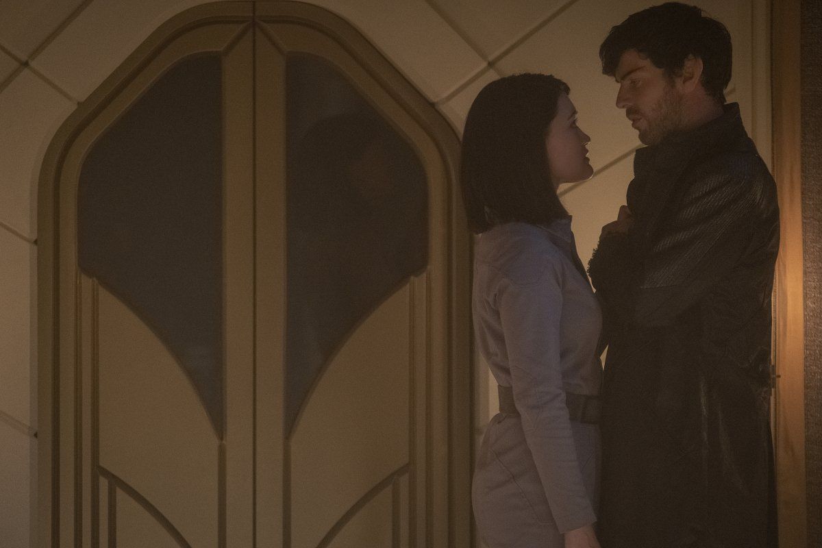 Isa Briones as Soji; Harry Treadaway as Narek
