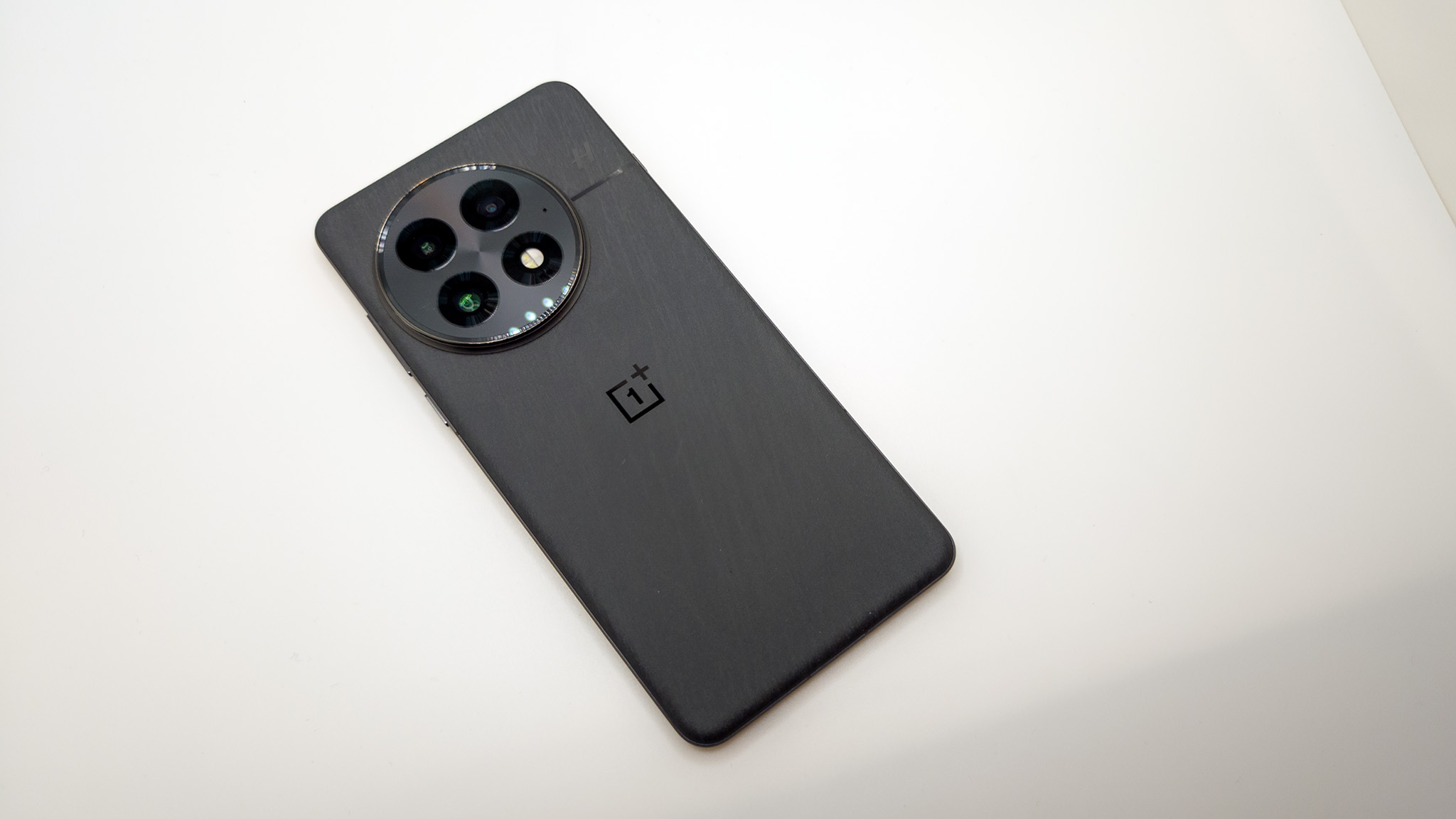 A close look at the design of the OnePlus 13