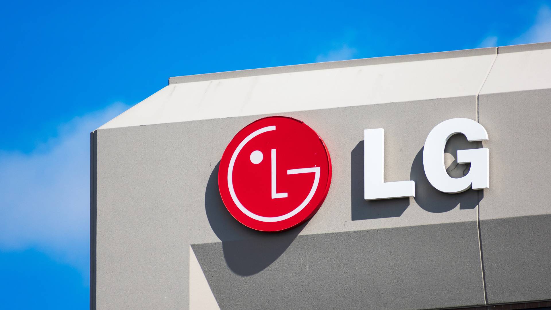 Et bilde av LG-logoen på utsiden av LG-hovedkvarteret