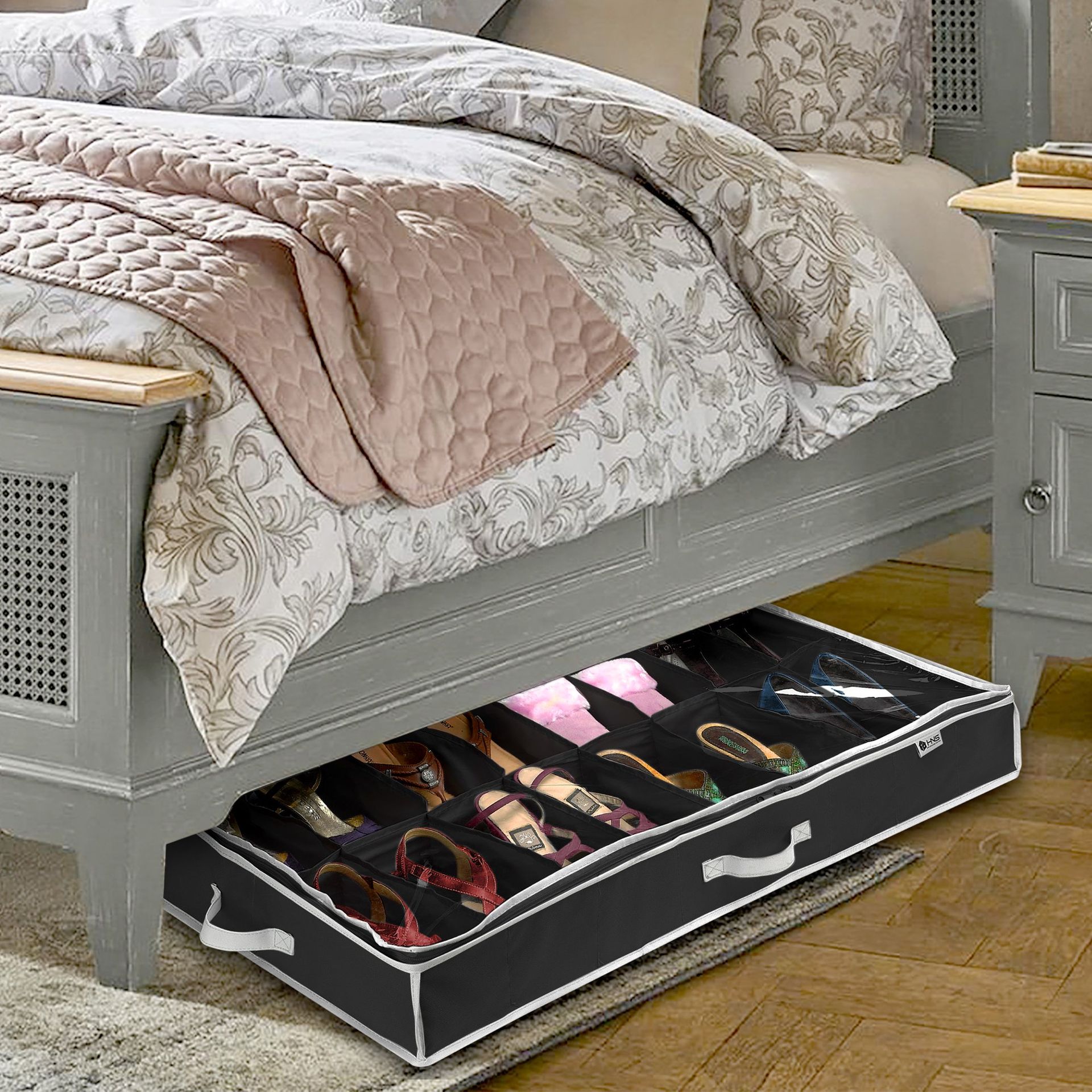 Sepatu hitam di bawah tempat tidur diisi dengan sepatu yang menyembul dari bawah tempat tidur