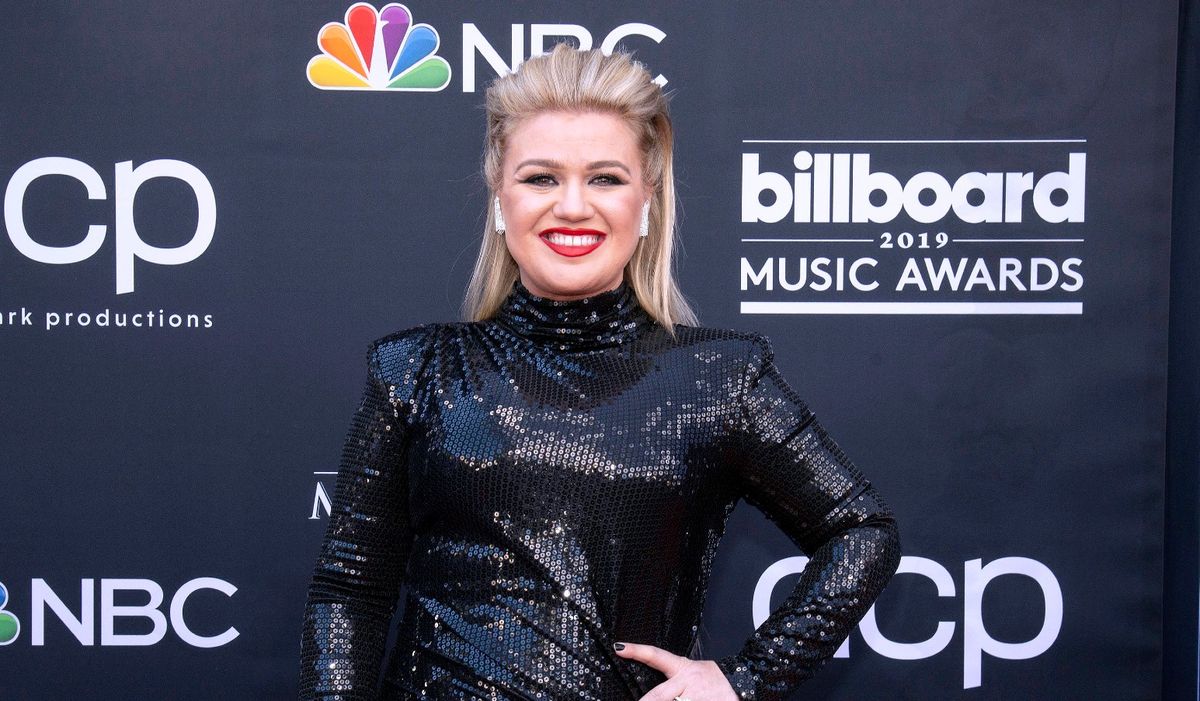 Kelly Clarkson is an open book with this TMI story | Woman & Home