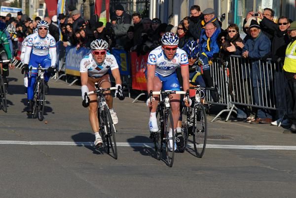 Yauheni Hutarovich (FDJ) prevailed in the field sprint which decided stage one.