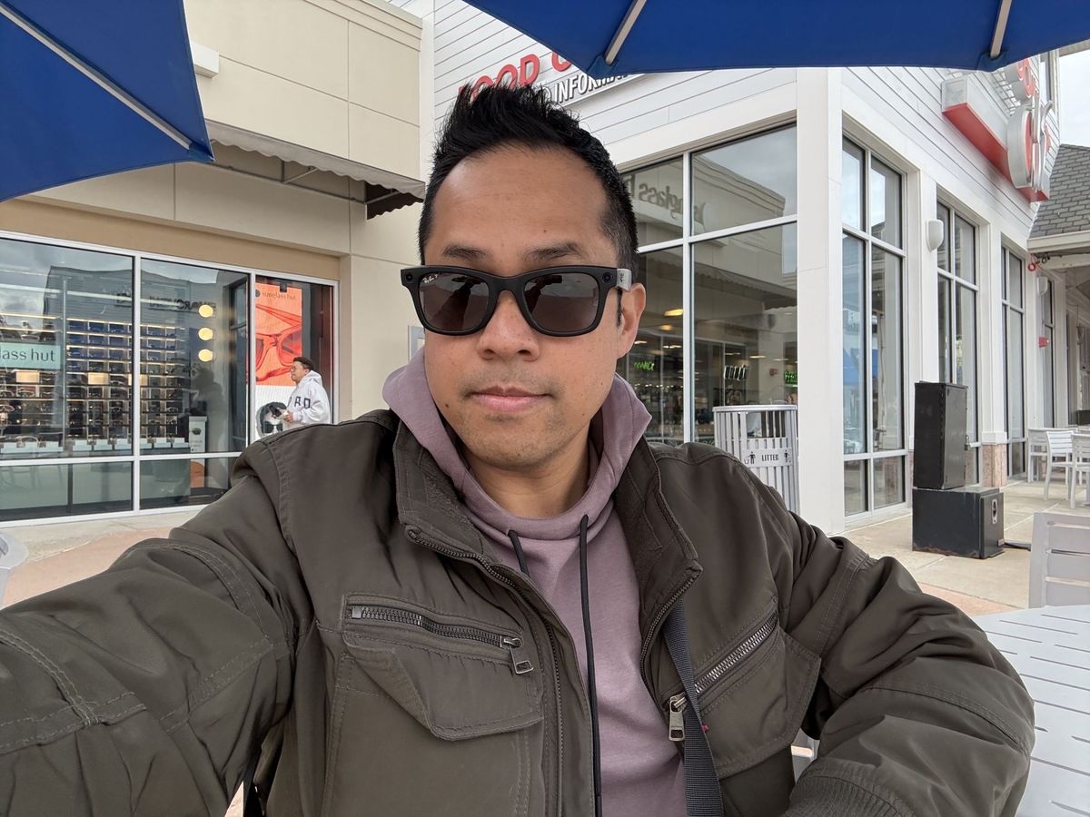 Apple iPhone 16e selfie sample.