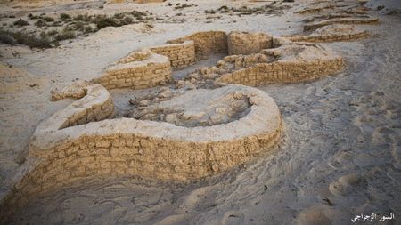 Photograph of the fortress wall with the zigzag pattern.