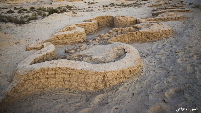 Photograph of the fortress wall with the zigzag pattern.