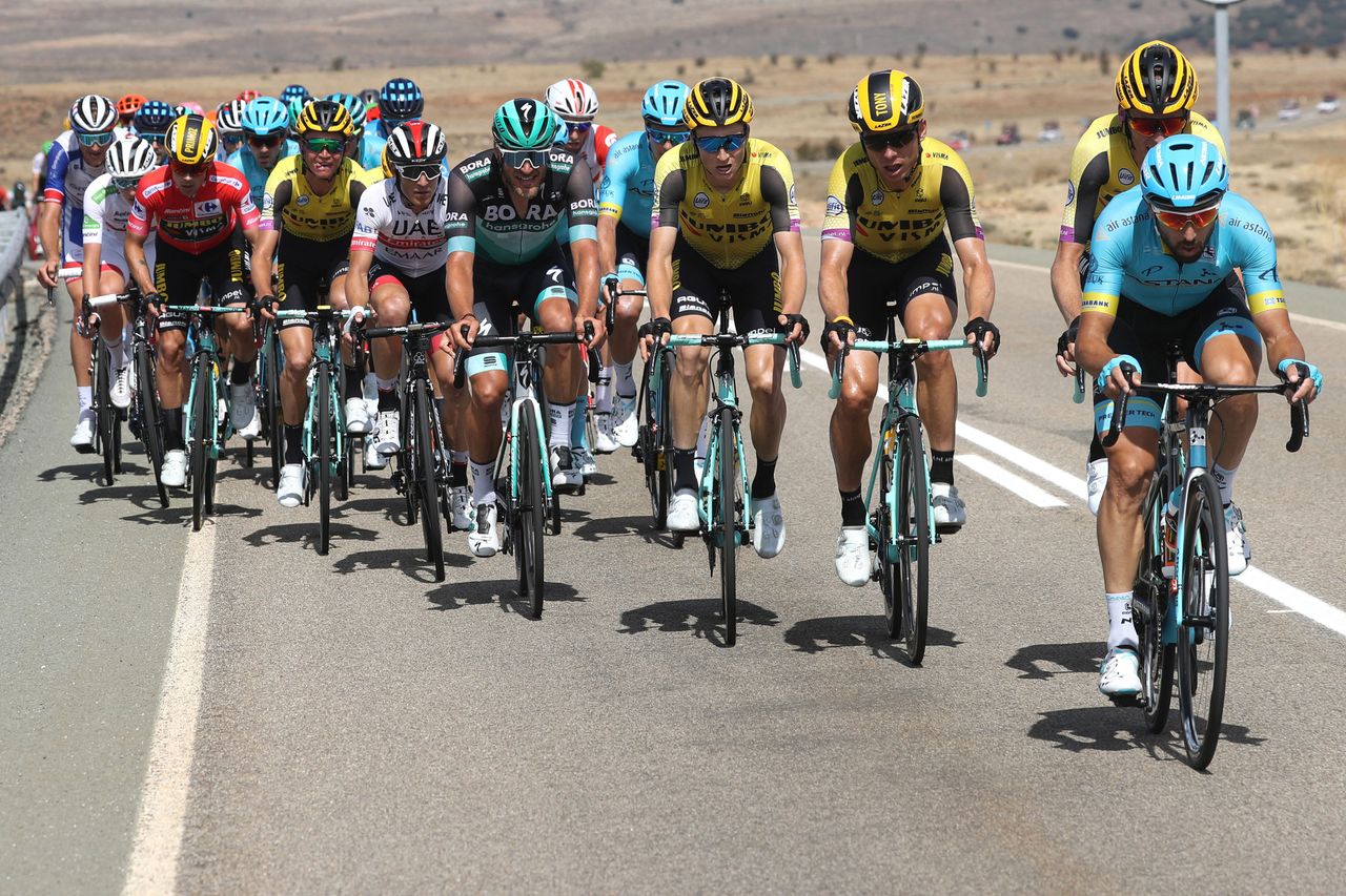 Jumbo and Astana chase the breakaway on stage 17