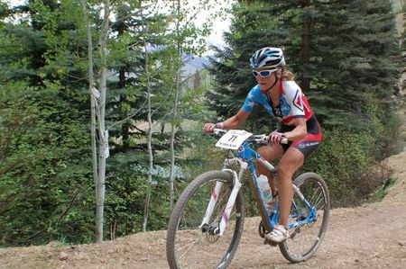 Heather Irmiger (Subaru / Gary Fisher) races to third place.