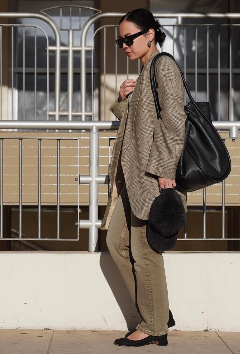 @ch.phr8ph wears camel jeans with a camel blazer, black heeled ballet pumps and a leather tote