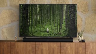 La Sonos Arc bajo una televisión en un salón