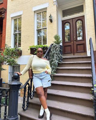 @aniyahmorinia wore a light yellow sweater, denim shorts, and white loafers while hunkering down in Brooklyn