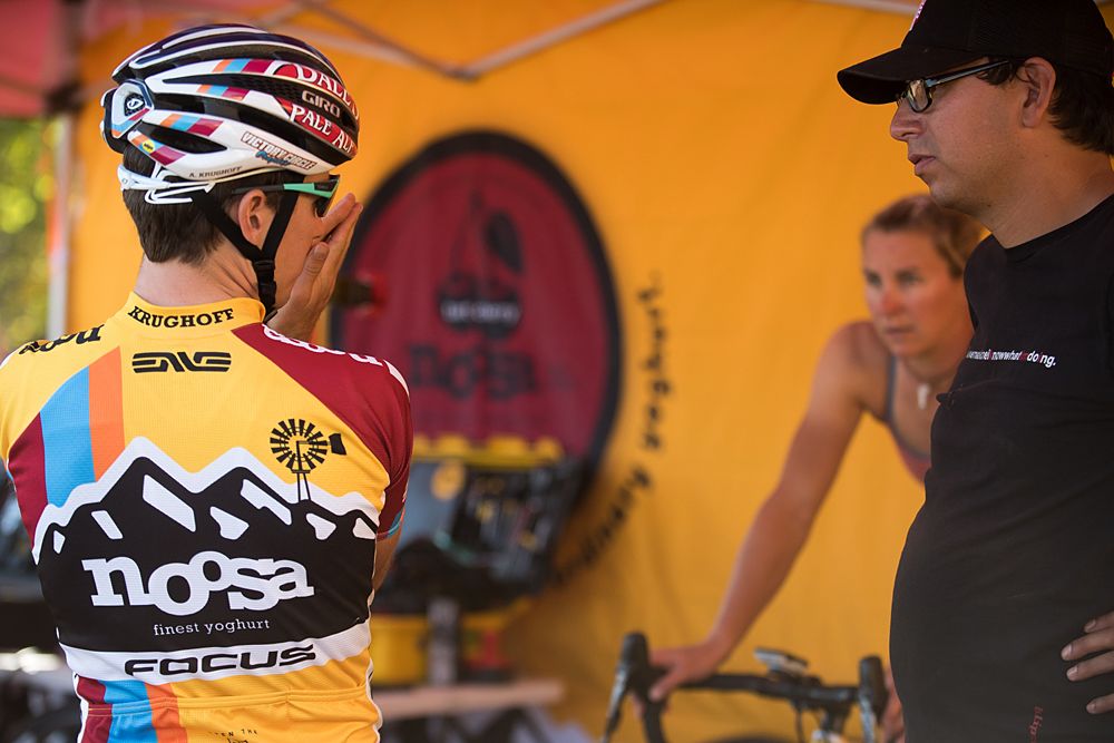 Allen Krughoff (Noosa) discussing bike stuff while Meredith Miller in warming up on the trainer.