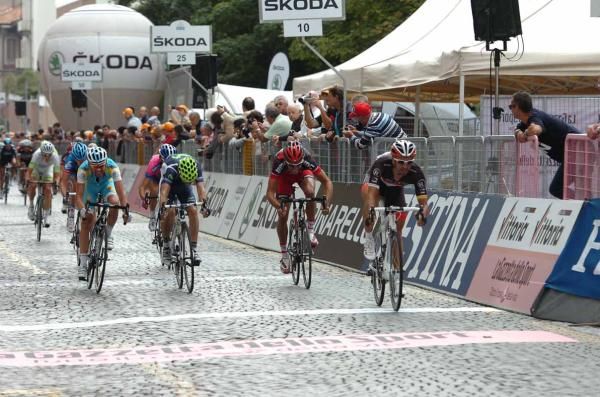 Daniele Bennati (RadioShack-Nissan) wins the sprint for eighth