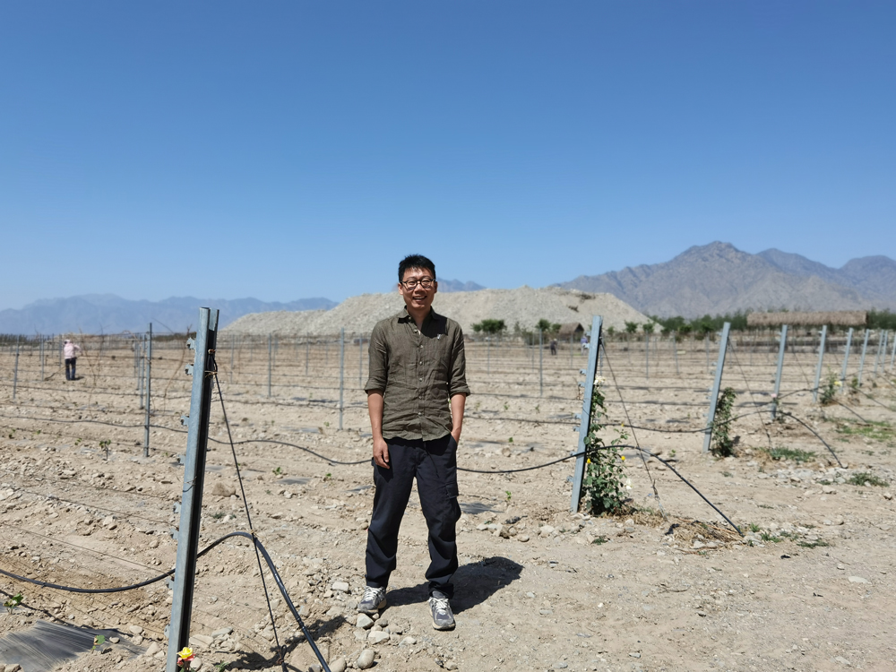 Devo-Young-owner-ZHAI-Liang-at-his-new-vineyard-of-the-traditional-method-sparkling-producer-.jpg