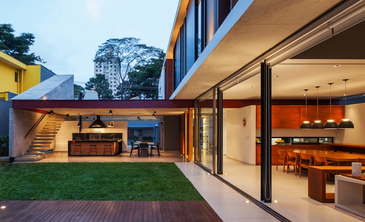 The upper floor contains the areas of the house that required added privacy, while the lower volume acts as a structural support and is used for social functions