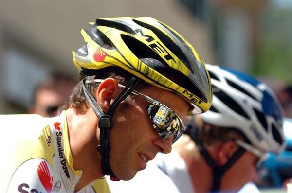Gilberto Simoni (Saunier Duval-Prodir) at the start.