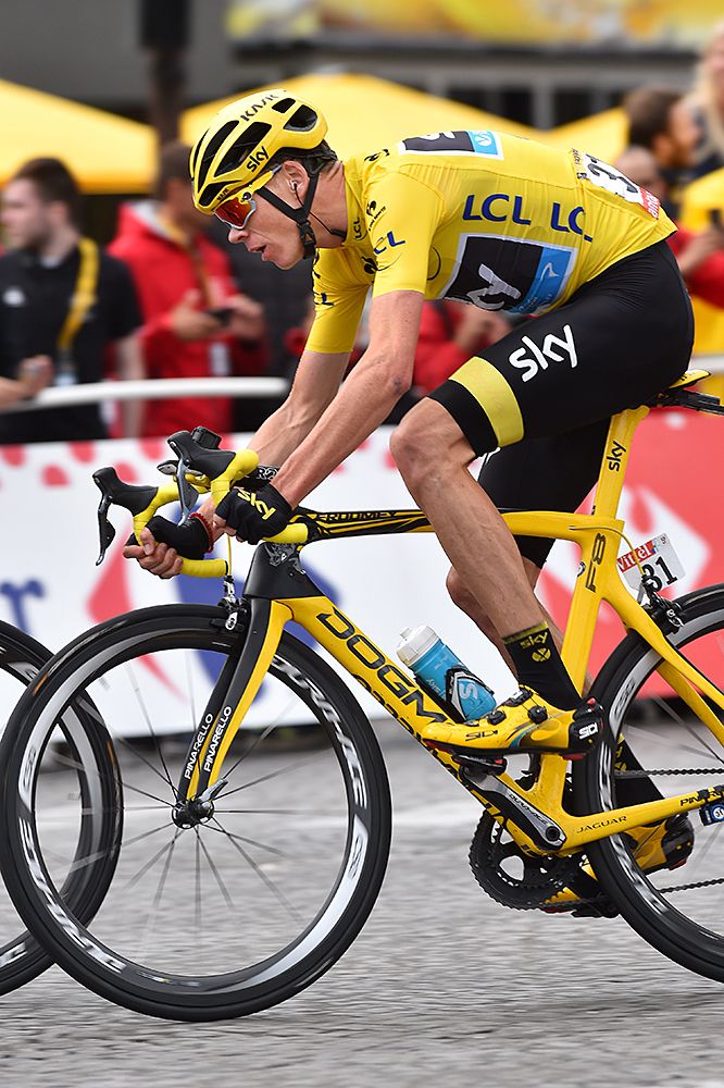 Chris Froome (Team Sky) had to stop and change bikes
