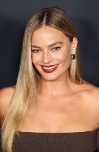 red lipstick - margot robbie