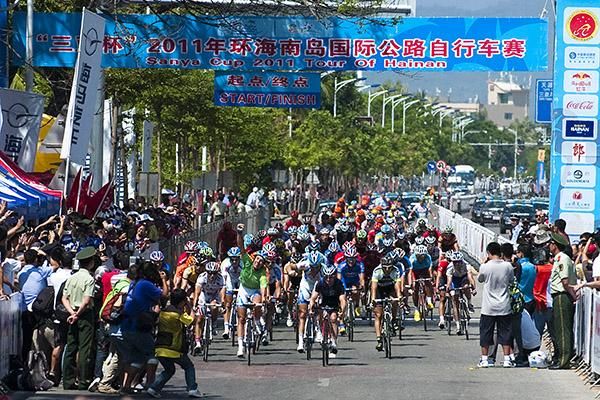 Kenny Van Hummel (green) of Skil Shimano takes out his third stage of the tour on the final day in Sanya.