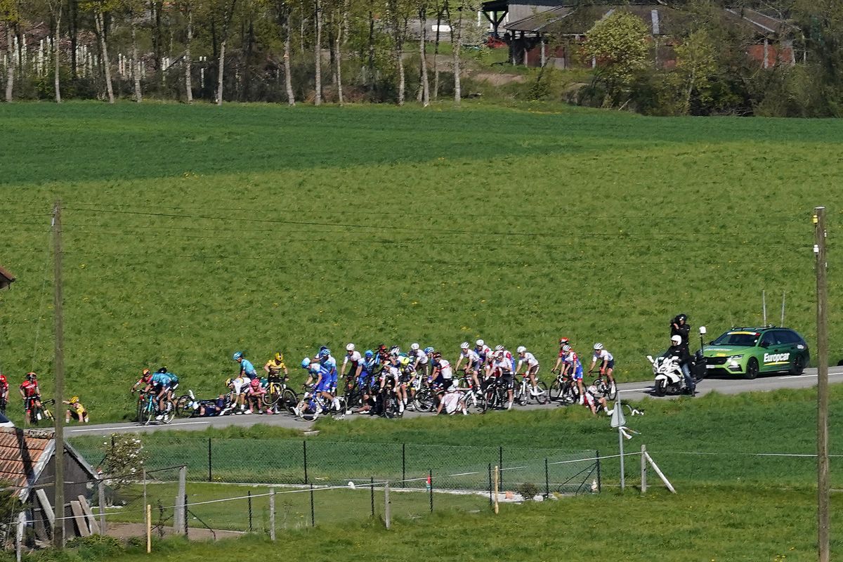 Tour de Romandie 2022 - 75th Edition - 1st stage - La Grand Beroche - Romont 178km - 27/04/2022 - Crash Peloton - photo Massimo Fulgenzi/SprintCyclingAgency&Acirc;&copy;2022