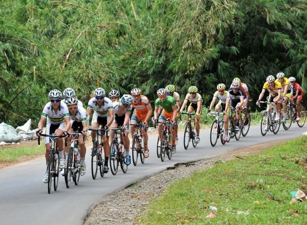 Australian National Team riders lead the first peloton in km 50 in the climbs area near Tabe Agiang, West Sumatra at stage 2 Tour de Singkarak 2012.