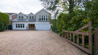 A front gravelled driveway to a house