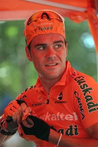 Aitor Gonzales (Euskaltel-Euskadi) bathed in orange under the team cabana.