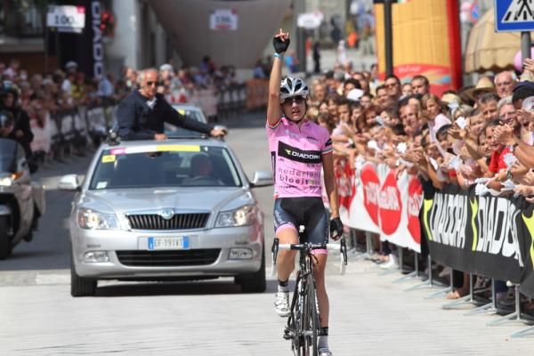 Marianne Vos won stage 7 of the Giro Donne and dedicated her win to Carly Hibberd, who had been killed in a training accident in Italy the previous day