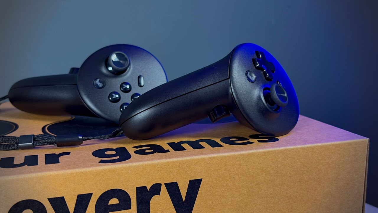 The left and right Steam Frame controllers on the Steam Frame box.