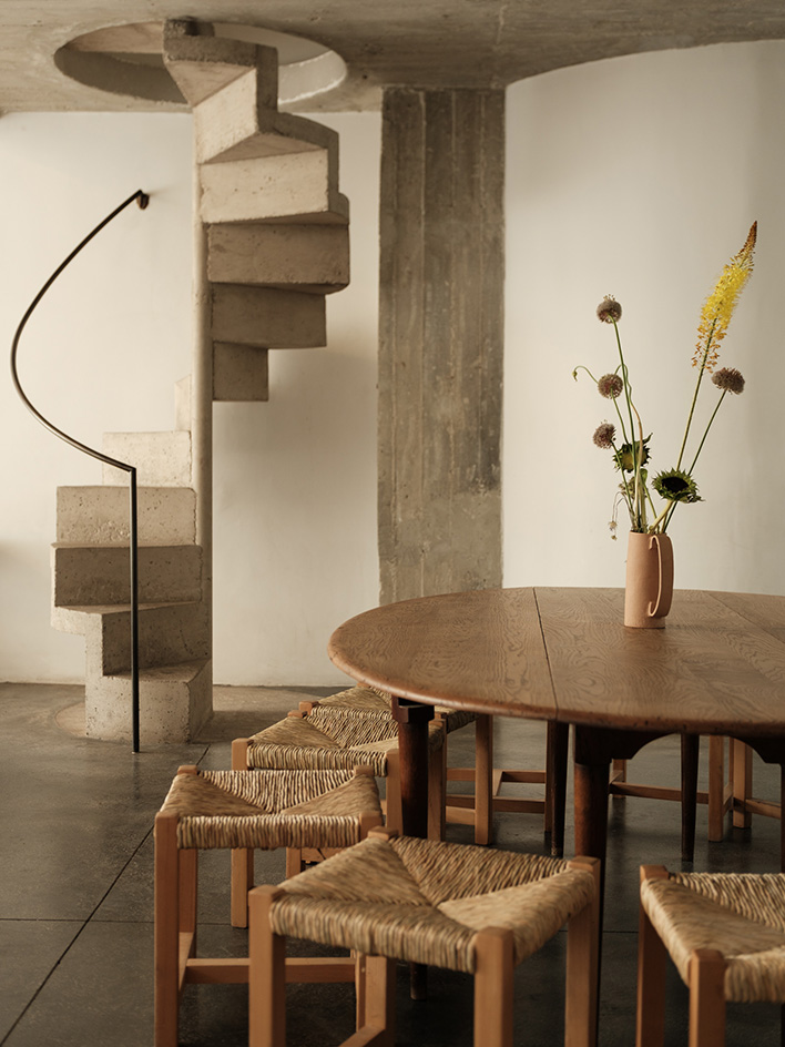 1OAM lofts interiors, midcentury furniture and raw brutalist concrete surfaces