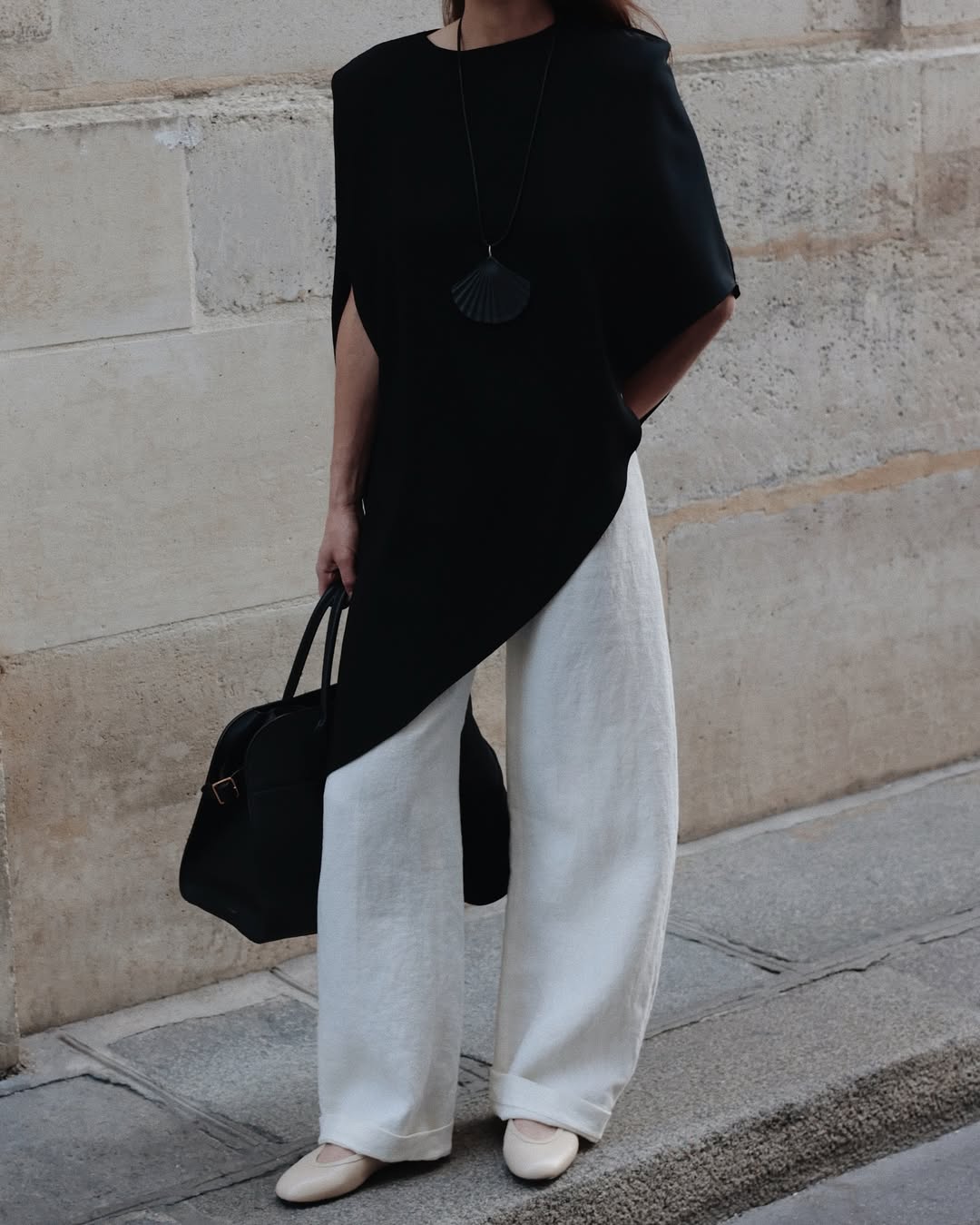 @modedamour wears a black suede tote bag