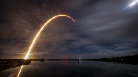 Watch SpaceX Falcon 9 rocket return to Earth in amazing tracking video ...