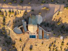 Albuquerque house - Placitas - an unusual house looking like a dinosaur set in the american desert