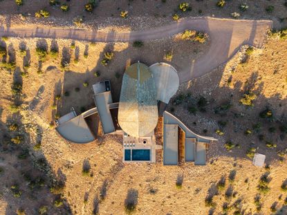 Albuquerque house - Placitas - an unusual house looking like a dinosaur set in the american desert