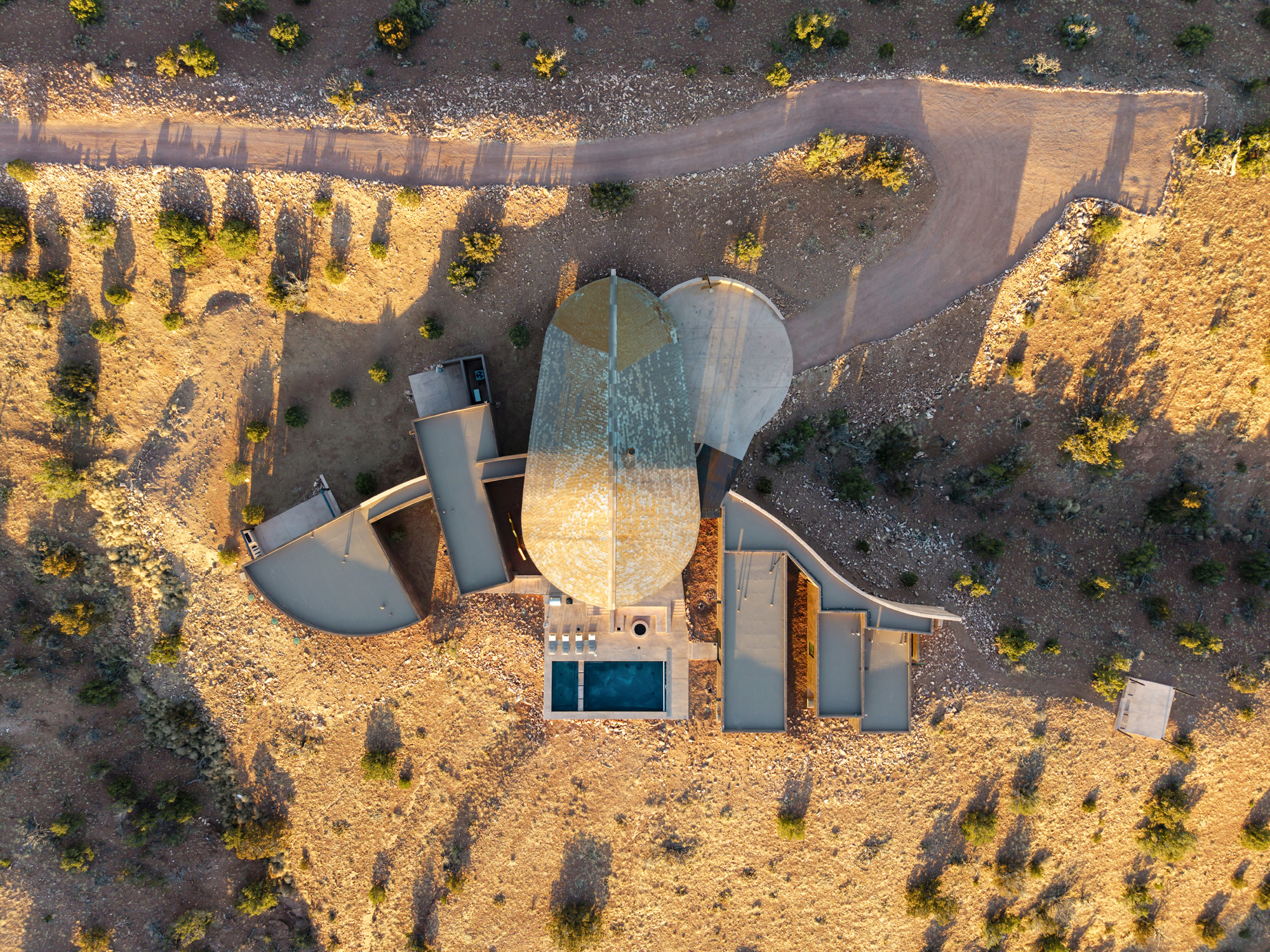 Albuquerque house - Placitas - an unusual house looking like a dinosaur set in the american desert
