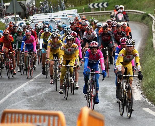 The peloton was clearly keen on getting out of the rain and back to their hotels.