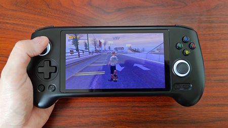 Anbernic RG556 handheld with Tony Hawk's Pro Skater 3 gameplay on screen.