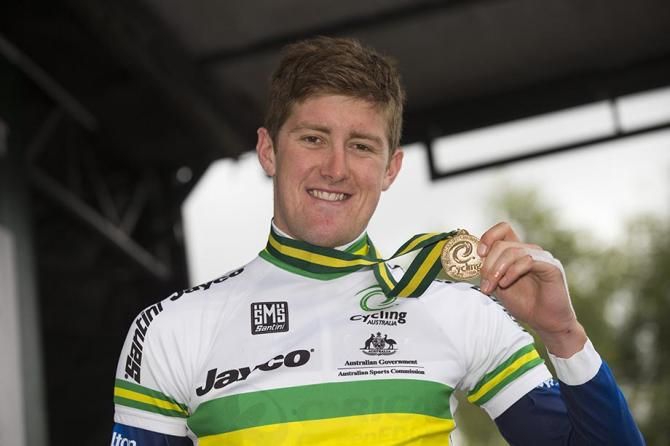Durbridge shows off his second gold medal of the championships
