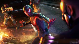 Et skjermbilde fra «Marvel's Spider-Man: Miles Morales» på PlayStation 5, der Spider-Man er i trøbbel