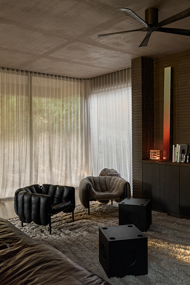 Karijini House, miinimalist moody house design