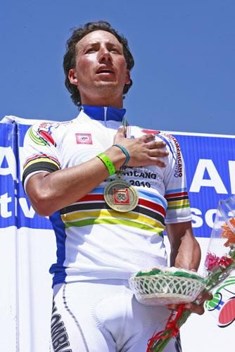 Ivan Mauricio Casas proudly sings the Colombian national anthem on the podium